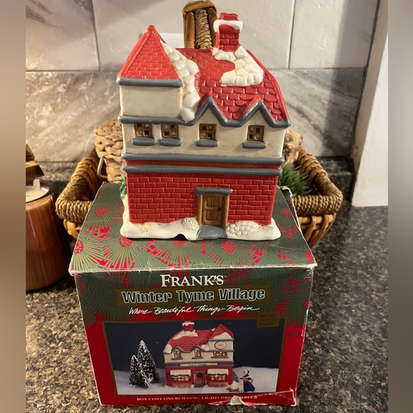 Winter Tyme Village Clock Maker House - Picture 2 of 2